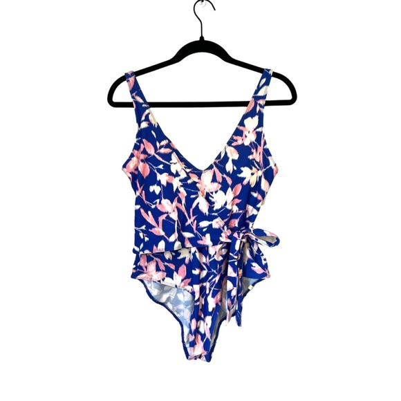 Summersalt Perfect Wrap One-Piece in Blue Hydrangea Print - Size 8 - Picture 7 of 12